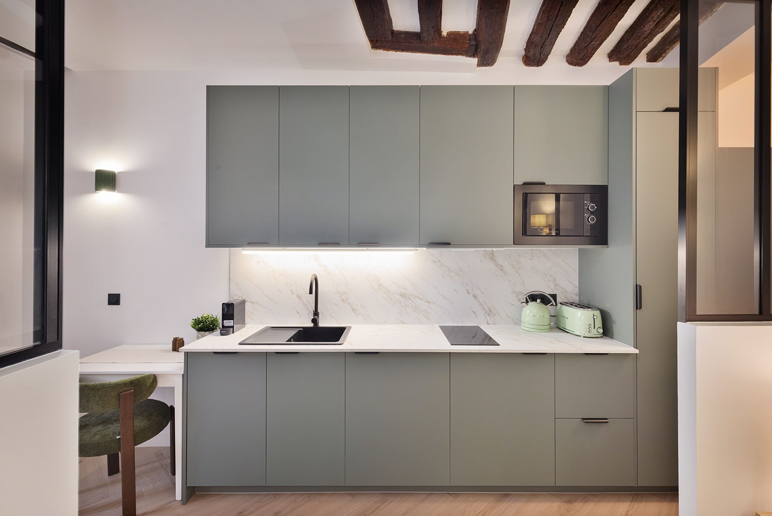 Une cuisine chic et fonctionnelle dans un studio parisien