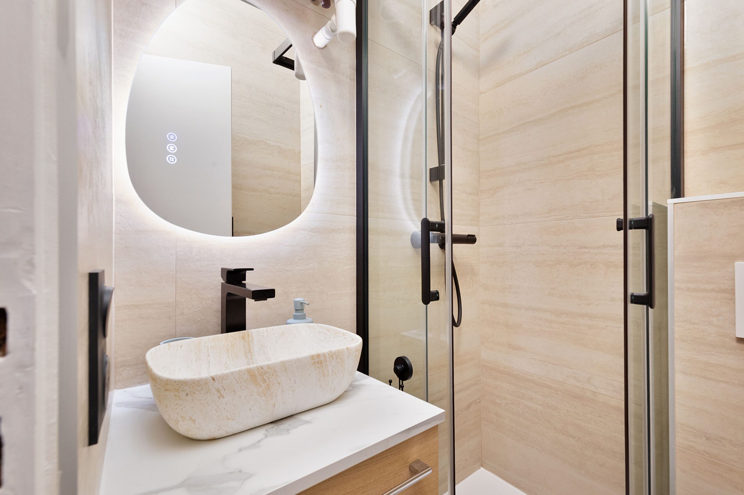 Une petite salle d&rsquo;eau pratique et chic