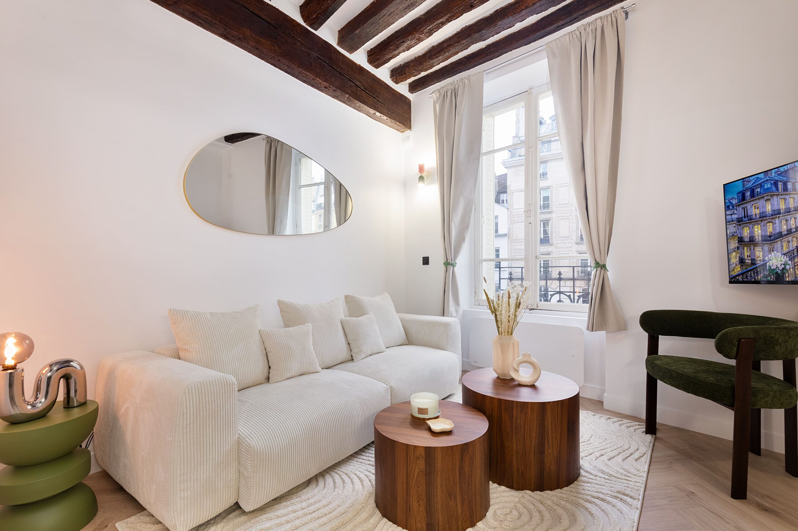 Le salon d&rsquo;un studio parisien chic et cosy